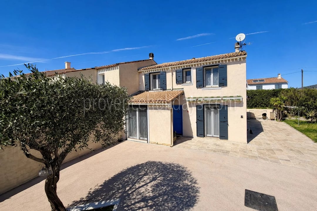 Family home with unobstructed views of the hills in Cogolin