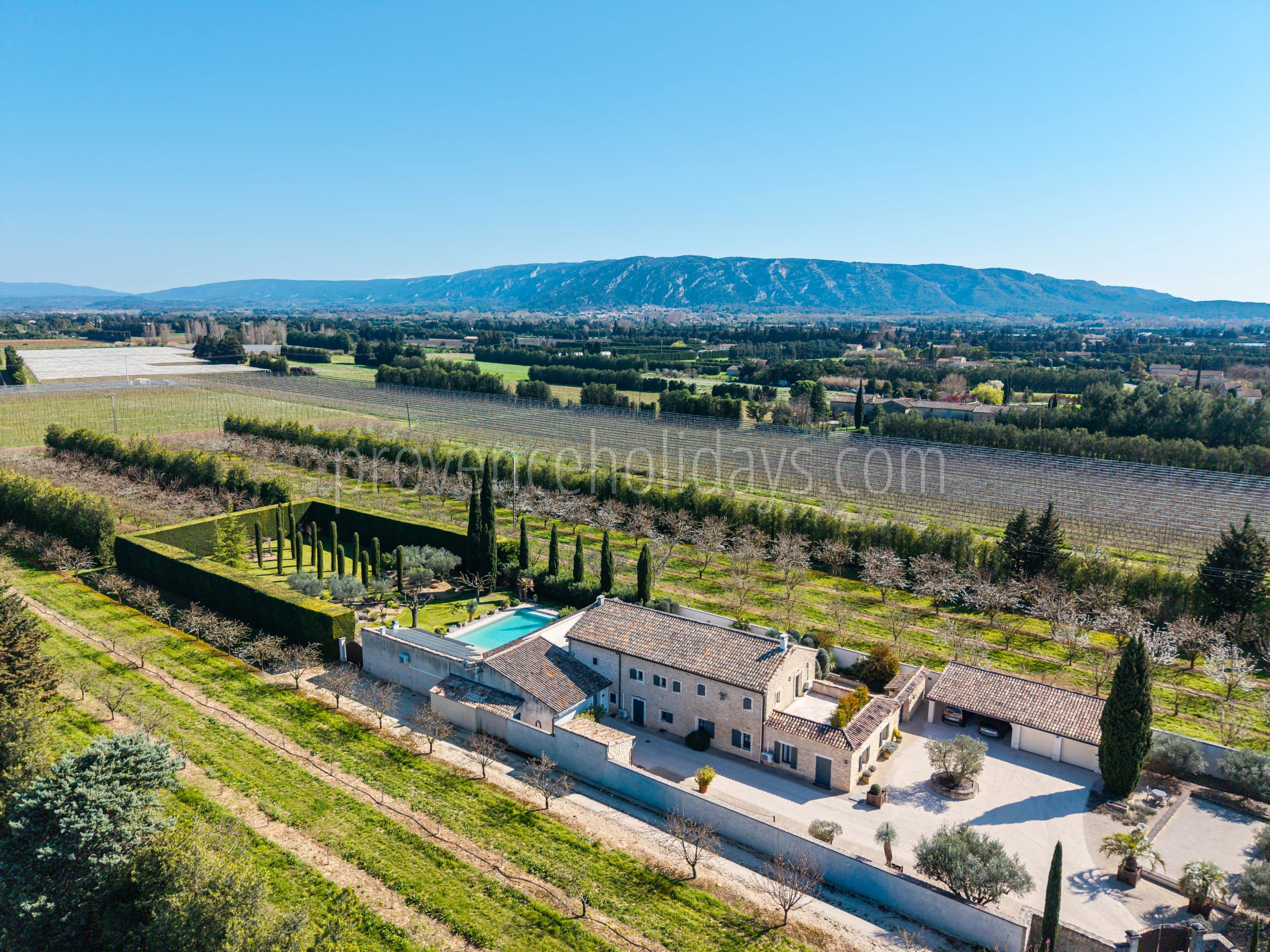 23 - Provençal mas in Robion: Villa: Exterior
