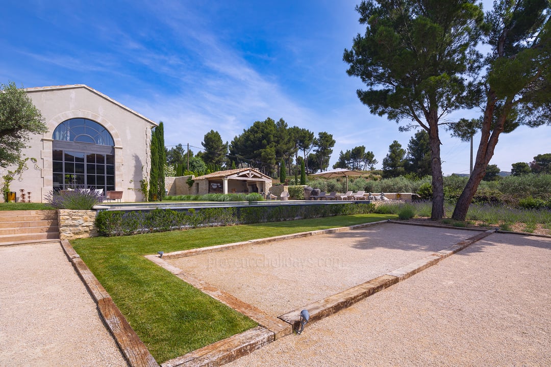 56 - La Bastide de Maussane: Villa: Exterior