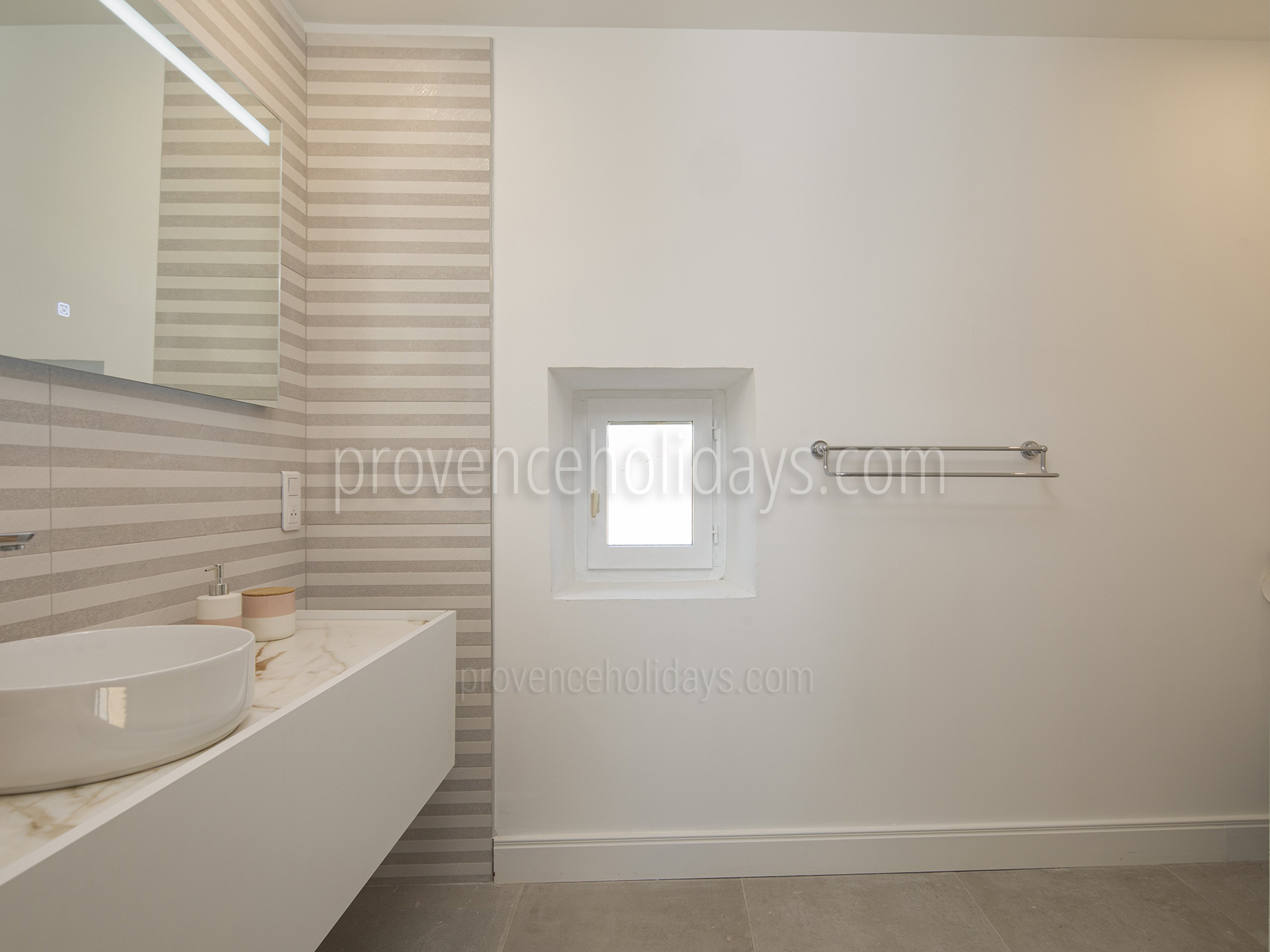 25 - Maison Augustin: Villa: Bathroom