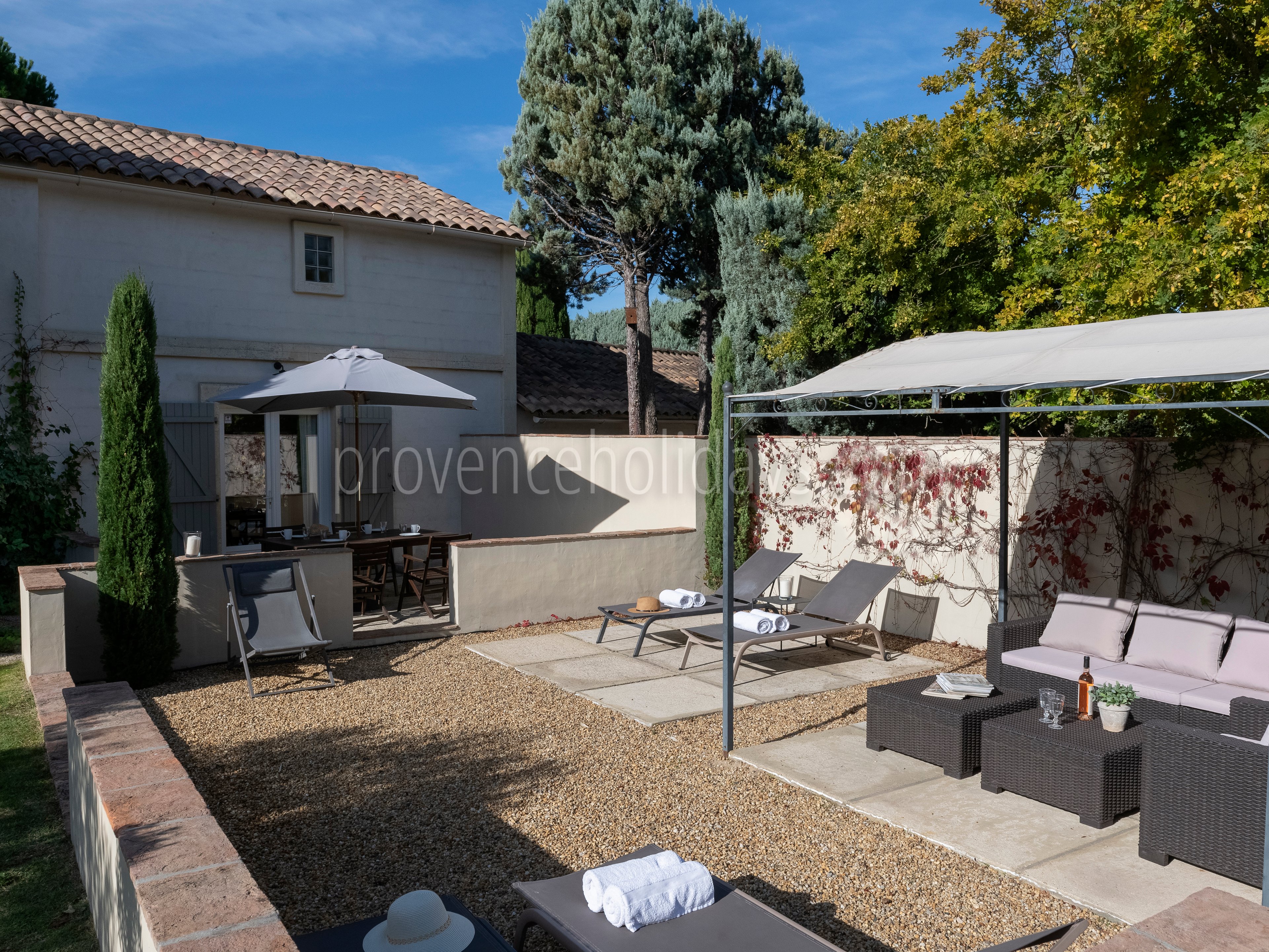 11 - Domaine de Joucas: Villa: Exterior