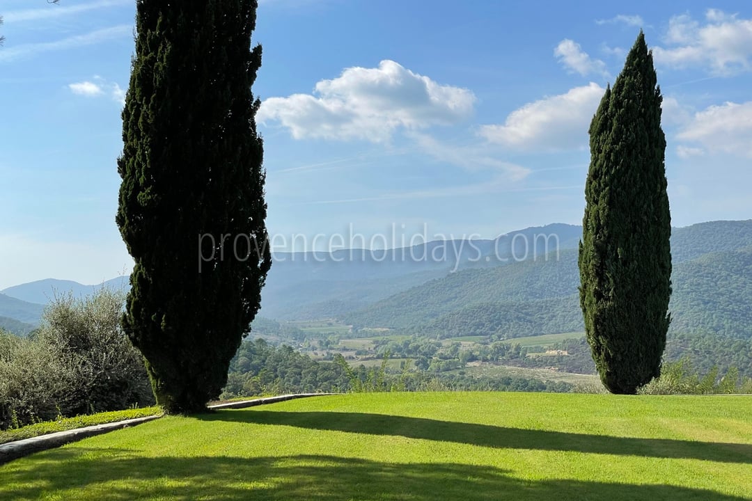Private 27-hectare estate with swimming pool and tennis court near Saint-Tropez. - Exterior