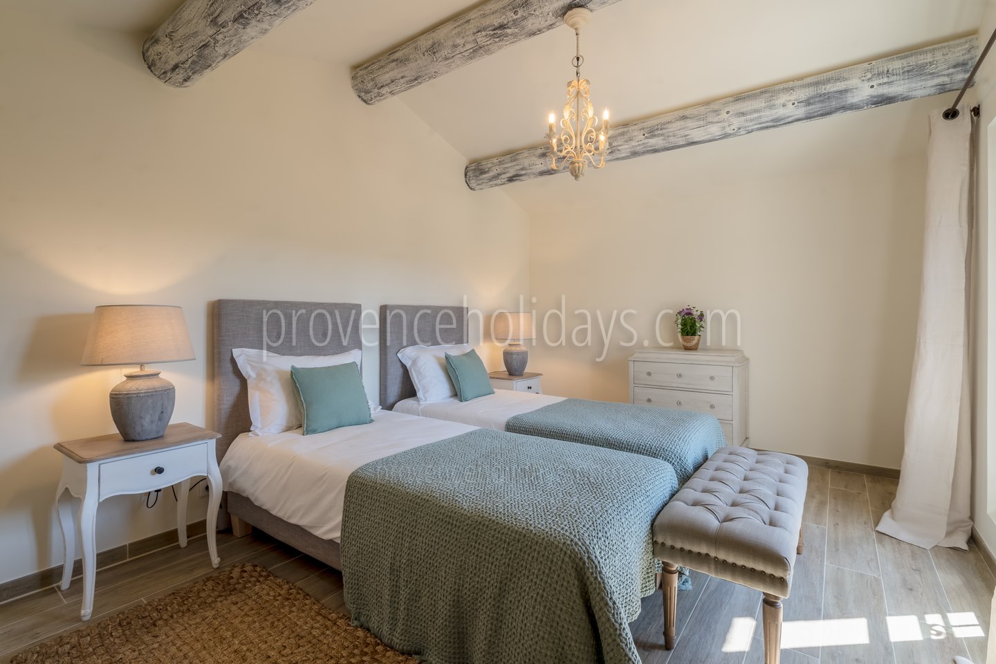 25 - Mas des Amandes: Villa: Bedroom