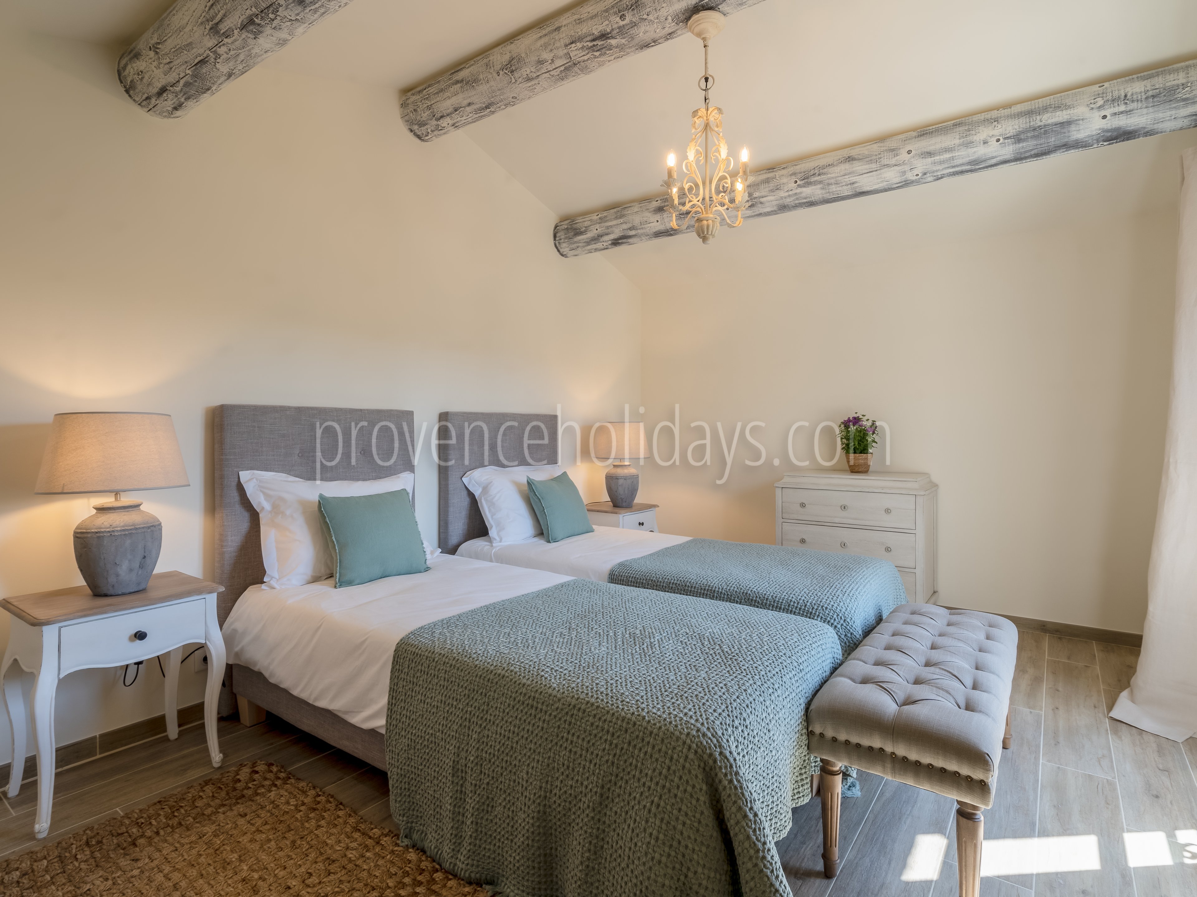 25 - Mas des Amandes: Villa: Bedroom
