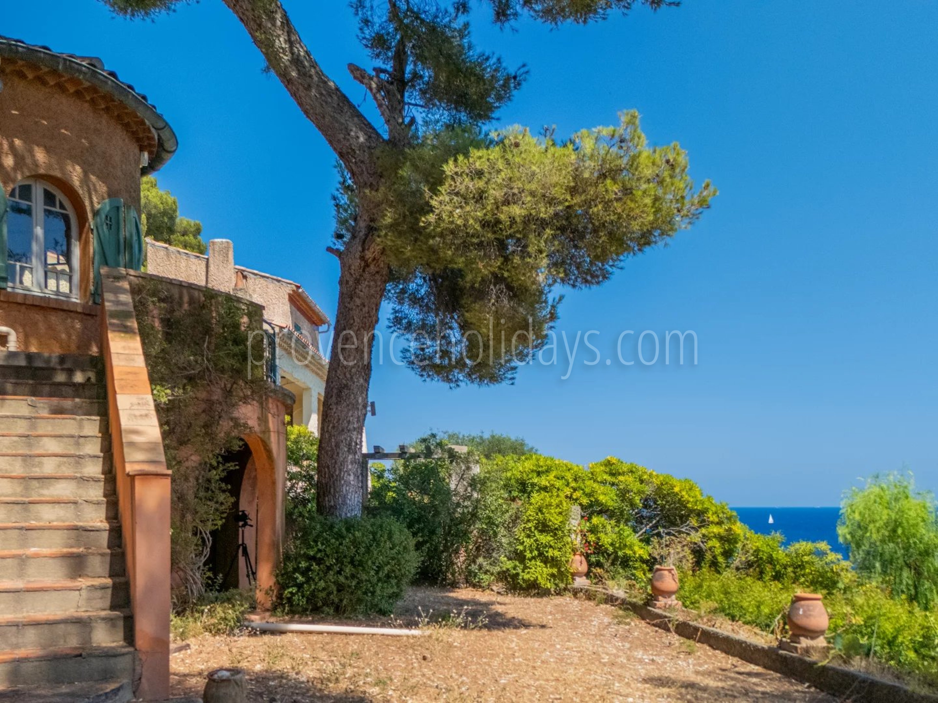 6 - Villa to renovate in Lavandou: Villa: Exterior