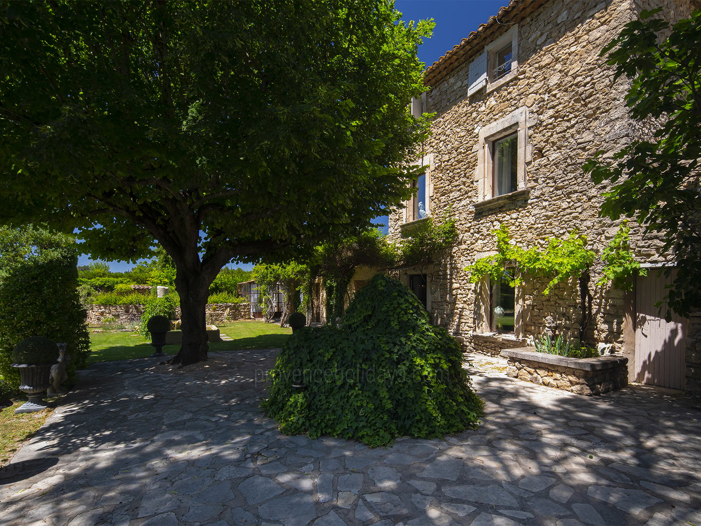 18 - Le Mas de la Sorgue: Villa: Exterior