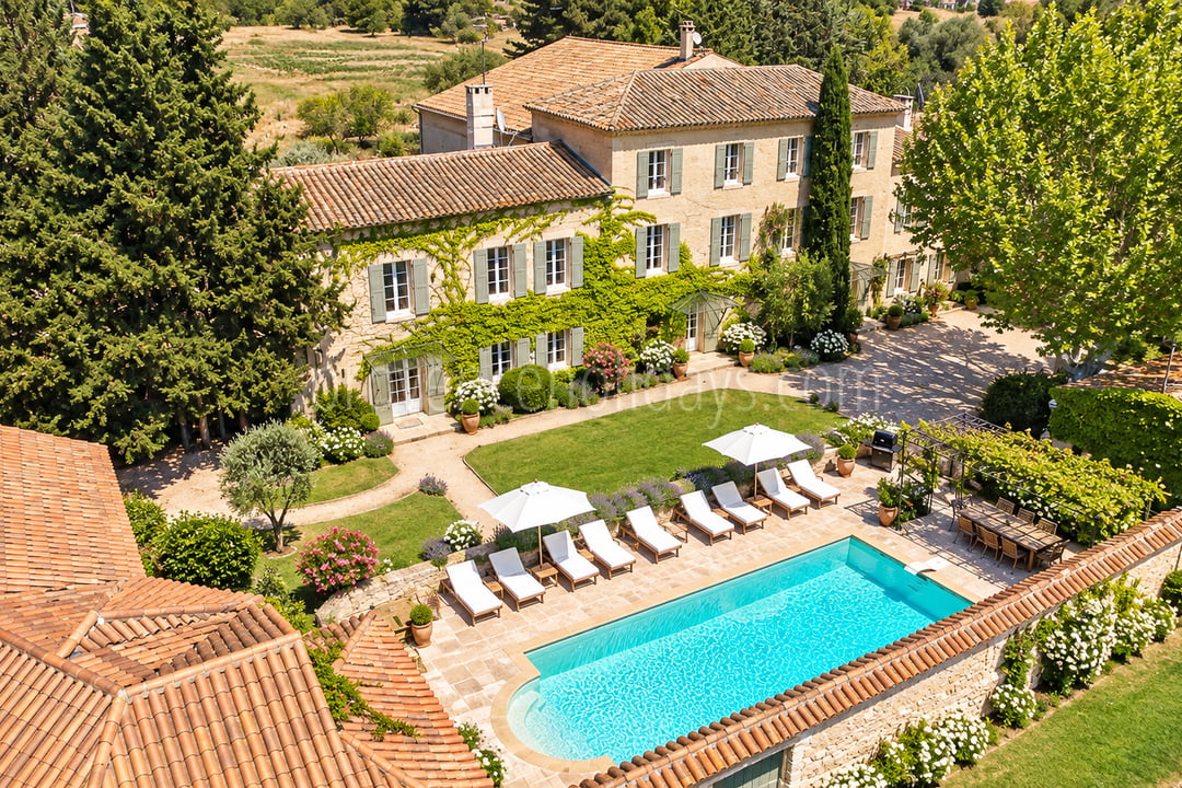 Traditional holiday rental in Lambesc with large heated pool