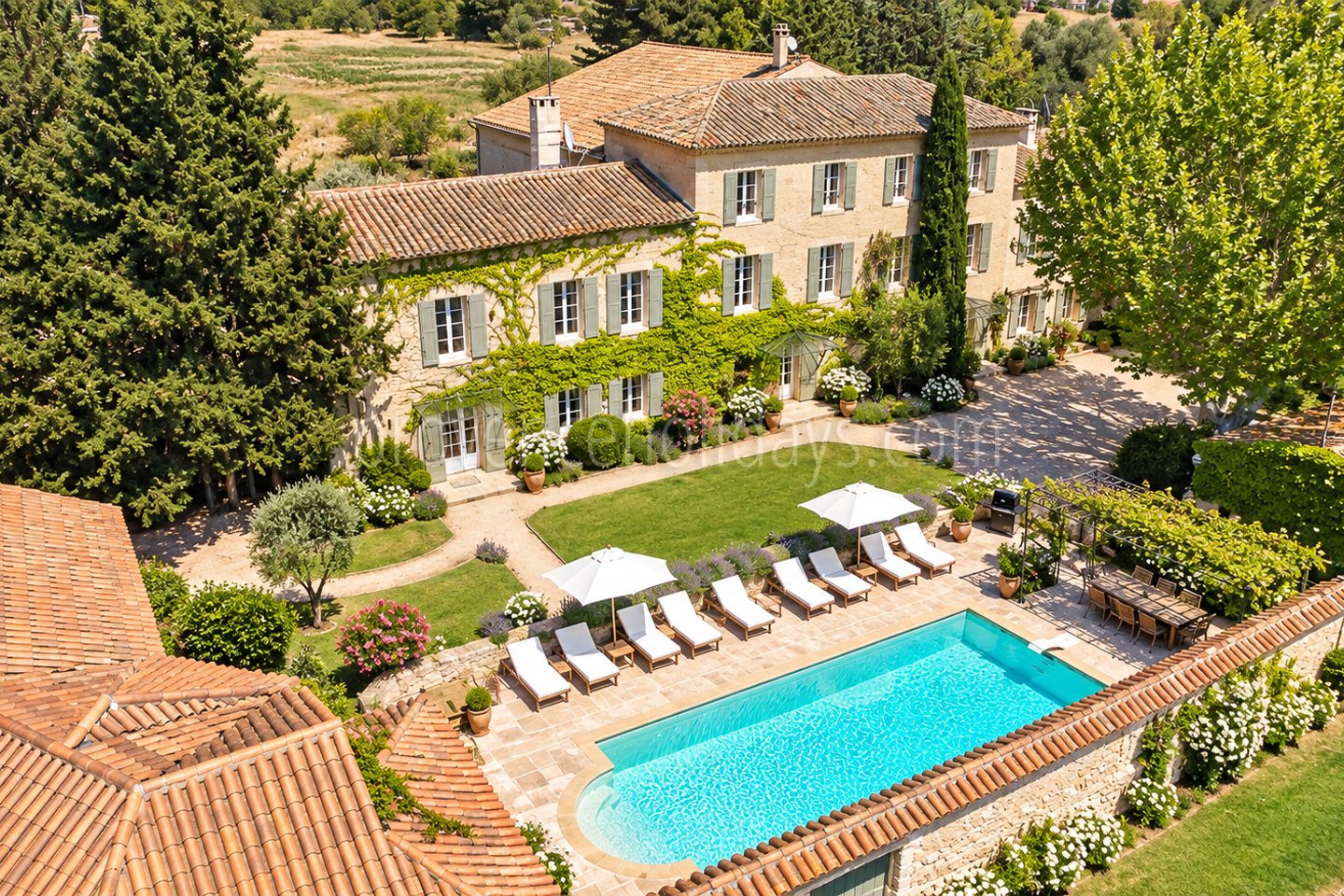 1 - Farmhouse with outbuildings in Lambesc: Villa: Exterior