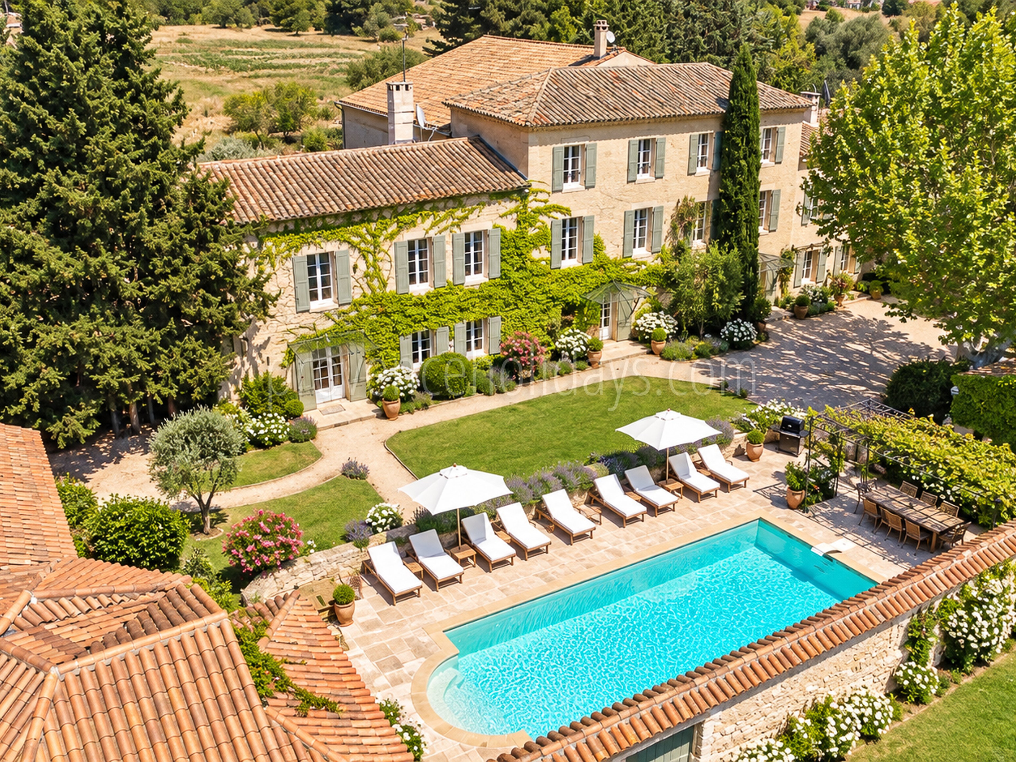1 - Farmhouse with outbuildings in Lambesc: Villa: Exterior