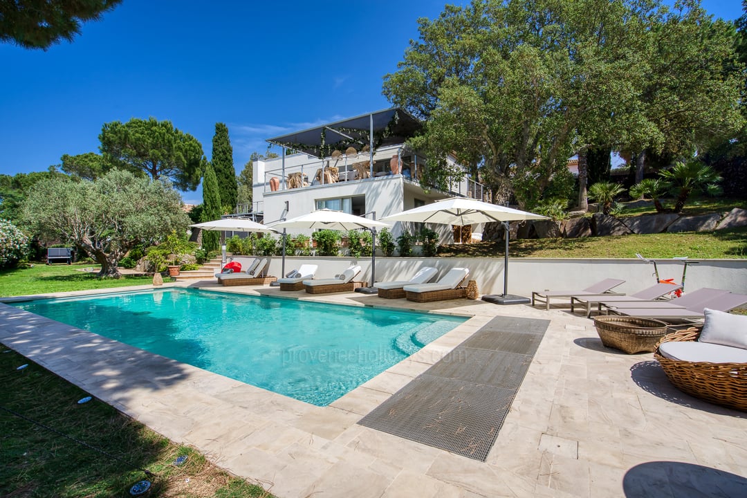 Contemporary villa with elegance and discretion near Pampelonne.
