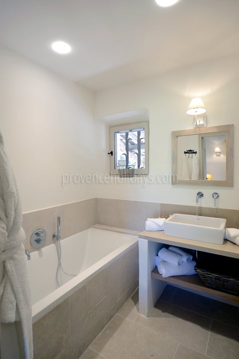 22 - Mas du Bois d\'Or: Villa: Bathroom 2