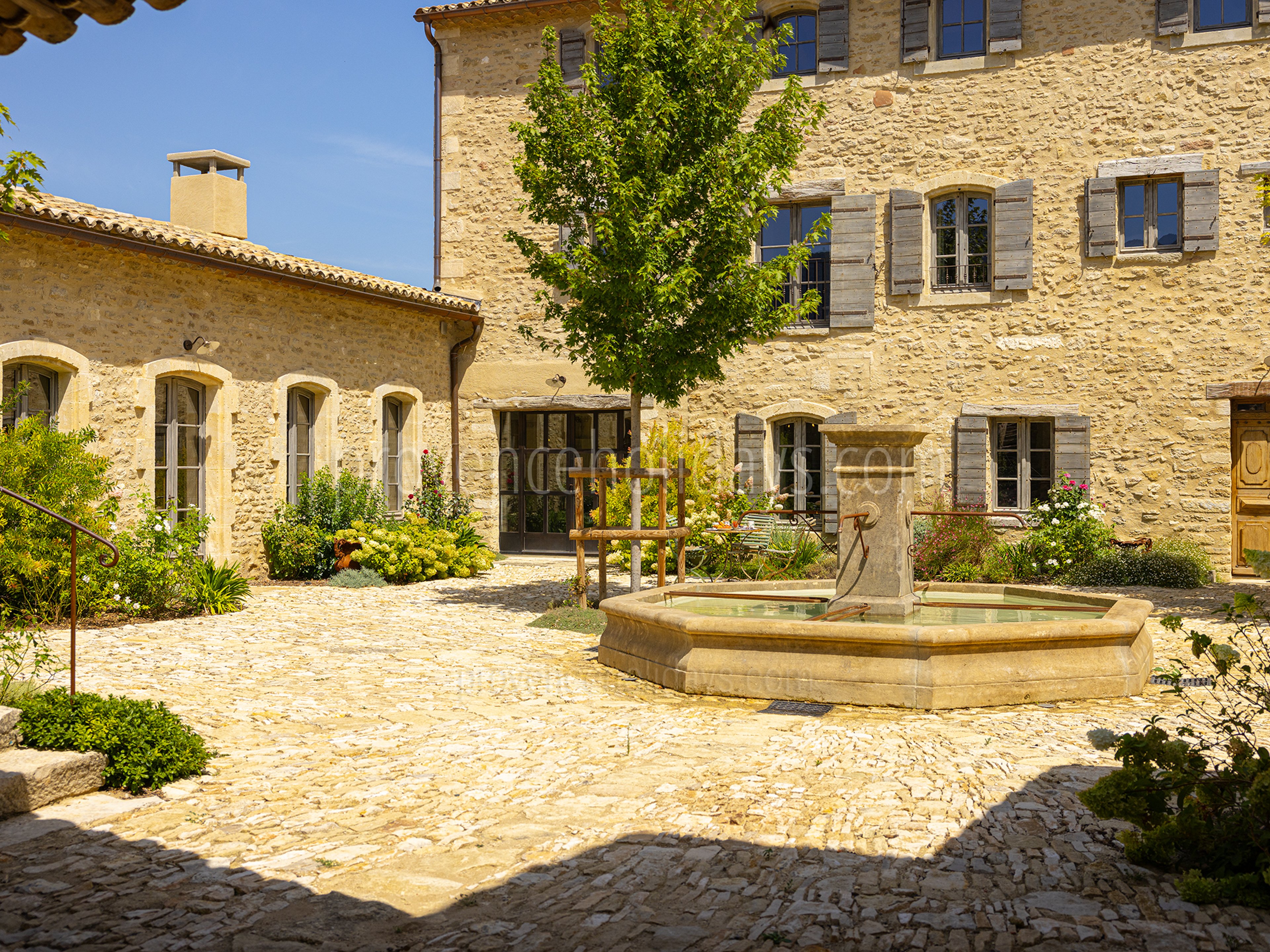 7 - Grand Mas d\'Oppède: Villa: Exterior