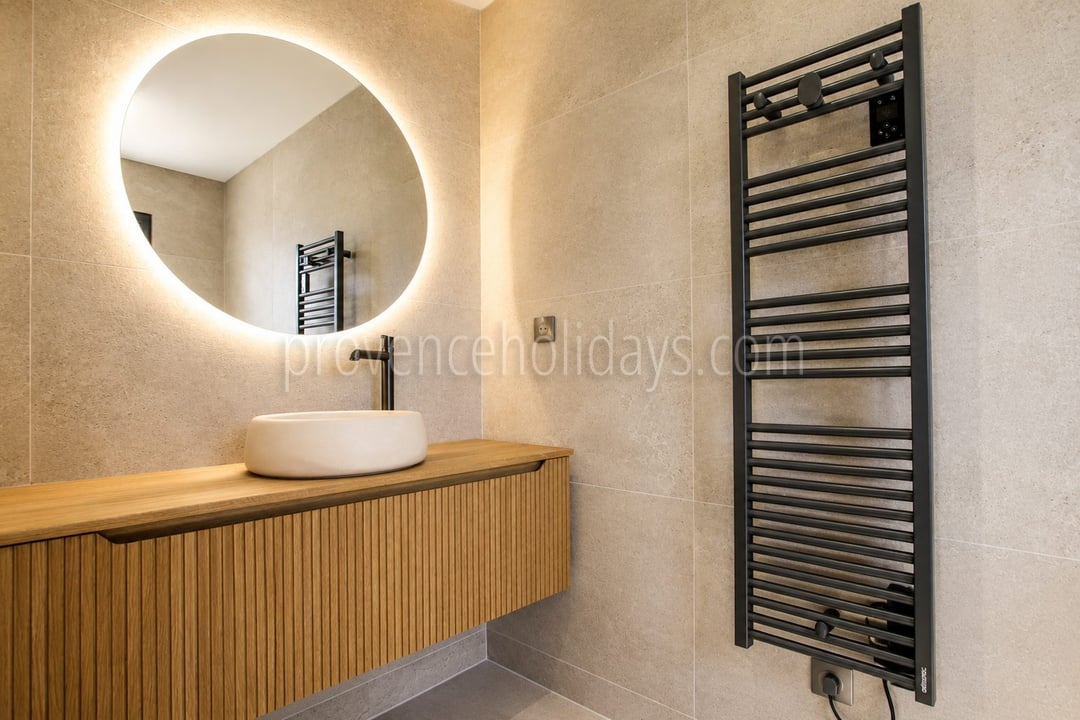 22 - Villa within walking distance of Maussane-les-Alpilles: Villa: Bathroom