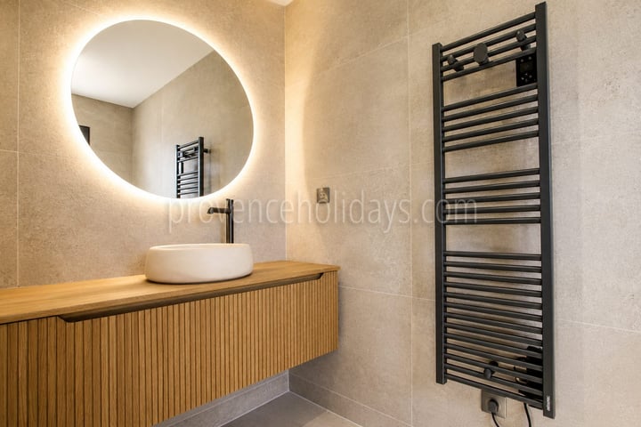 22 - Villa within walking distance of Maussane-les-Alpilles: Villa: Bathroom