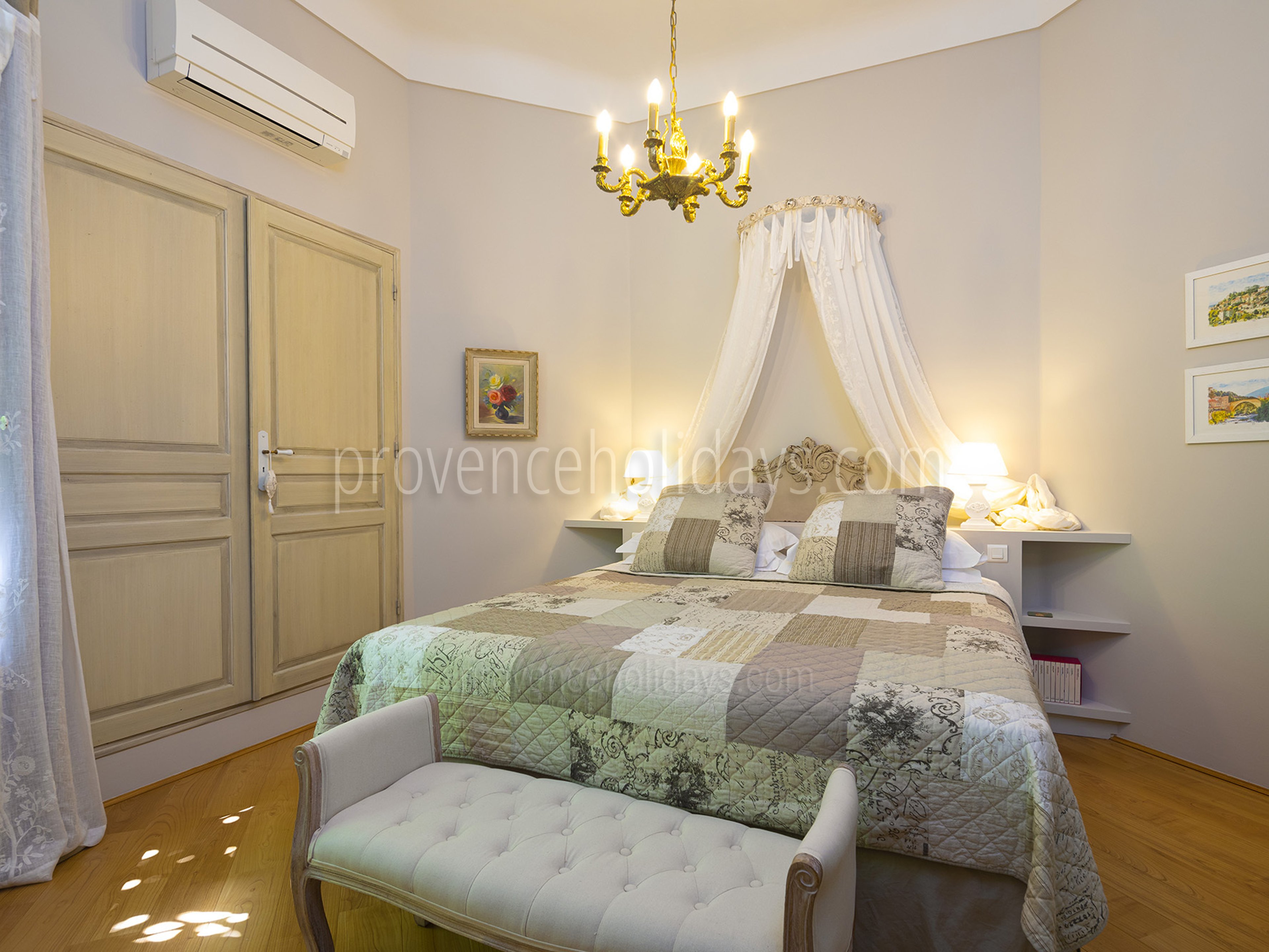 4 - Villa Luberon: Villa: Bedroom