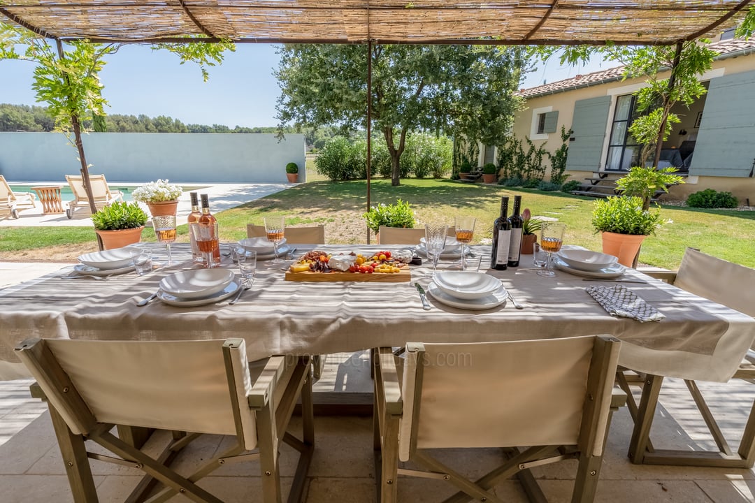 Luxury property with a heated pool near Oppède - Exterior