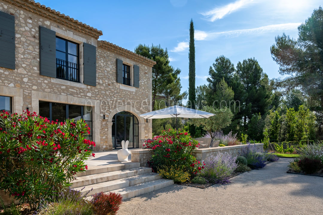 107 - Le Loup des Alpilles: Villa: Exterior