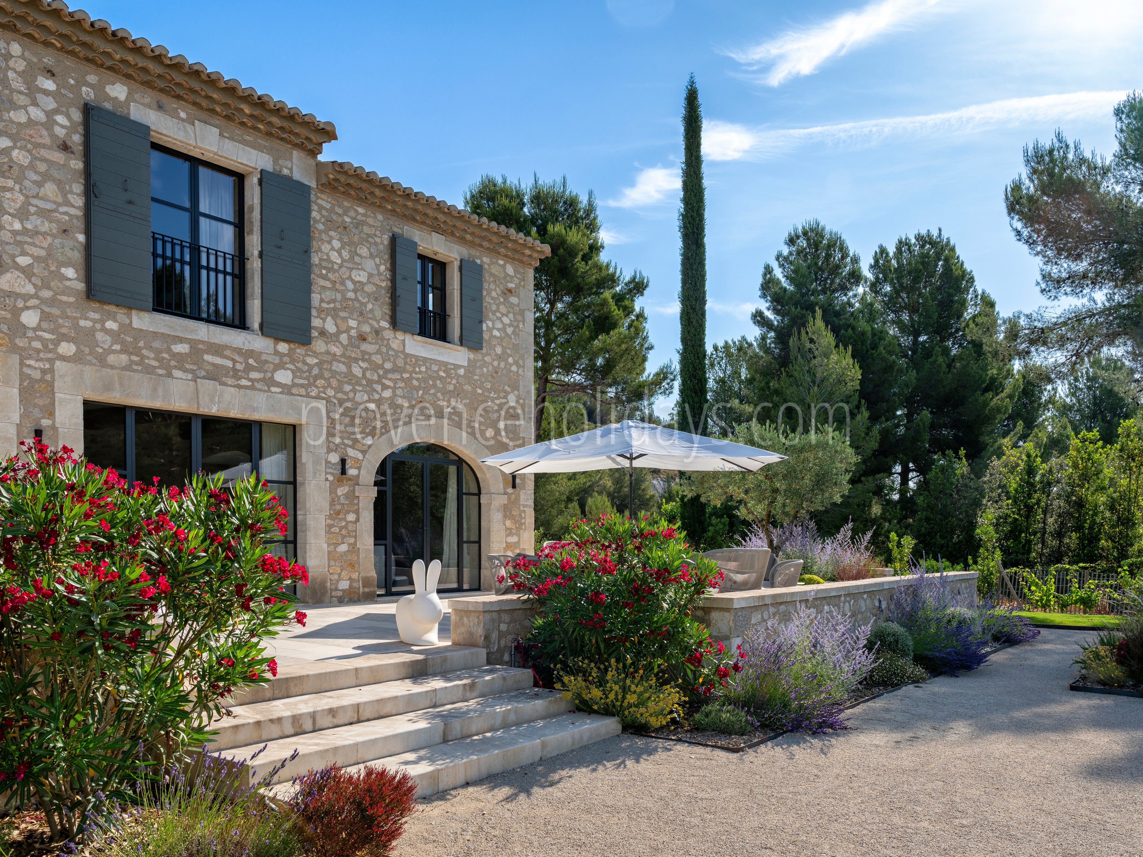 107 - Le Loup des Alpilles: Villa: Exterior