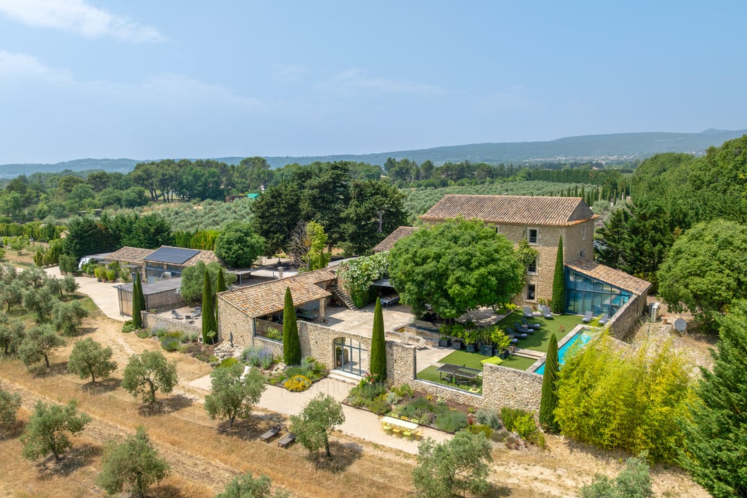 Magnificent residence with air-conditioned rooms and heated swimming pool, near Gordes