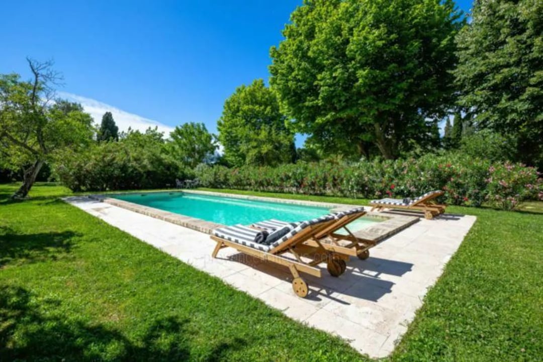 Volledig gerenoveerde boerderij in Entraigues-sur-la-Sorgue voor 8 volwassenen en 3 kinderen - Zwembad