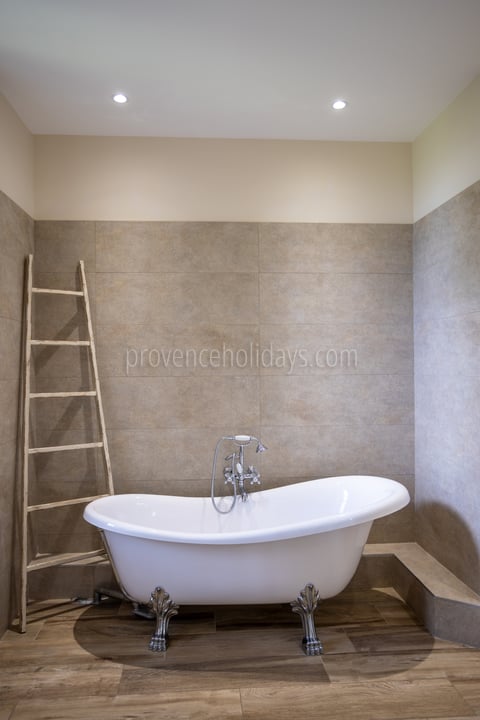 24 - Château des Lumières: Villa: Bathroom
