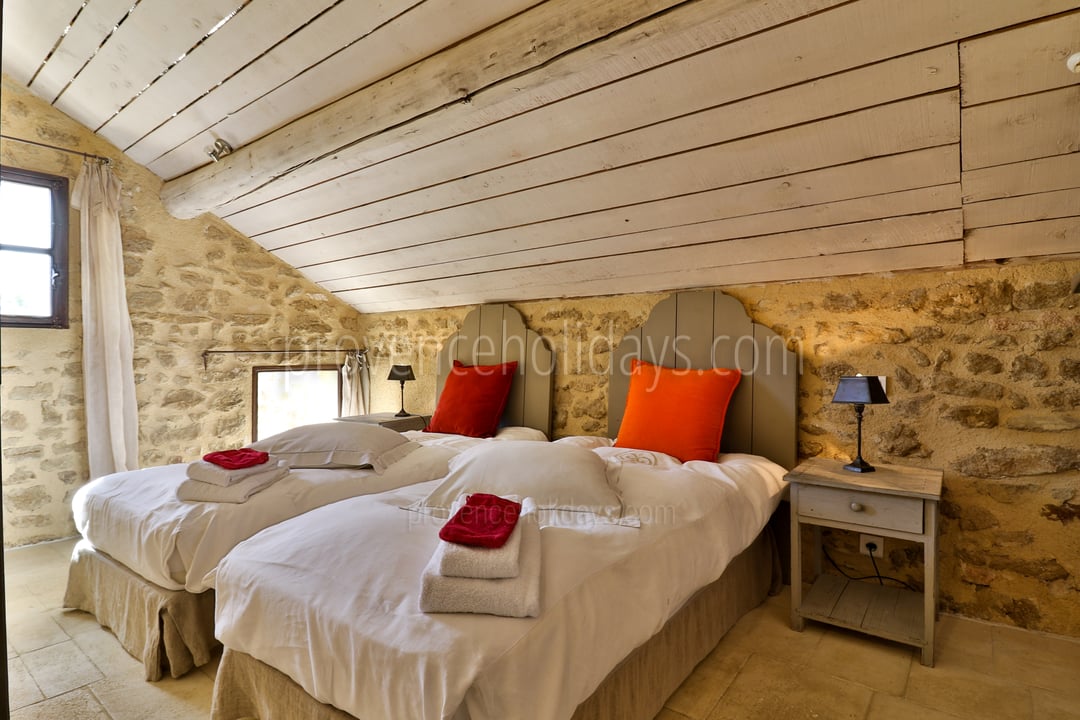 46 - Mas de Beaumes: Villa: Bedroom