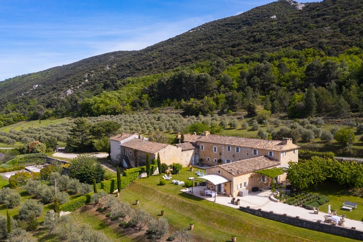 Outstanding property with wonderful views of the Luberon