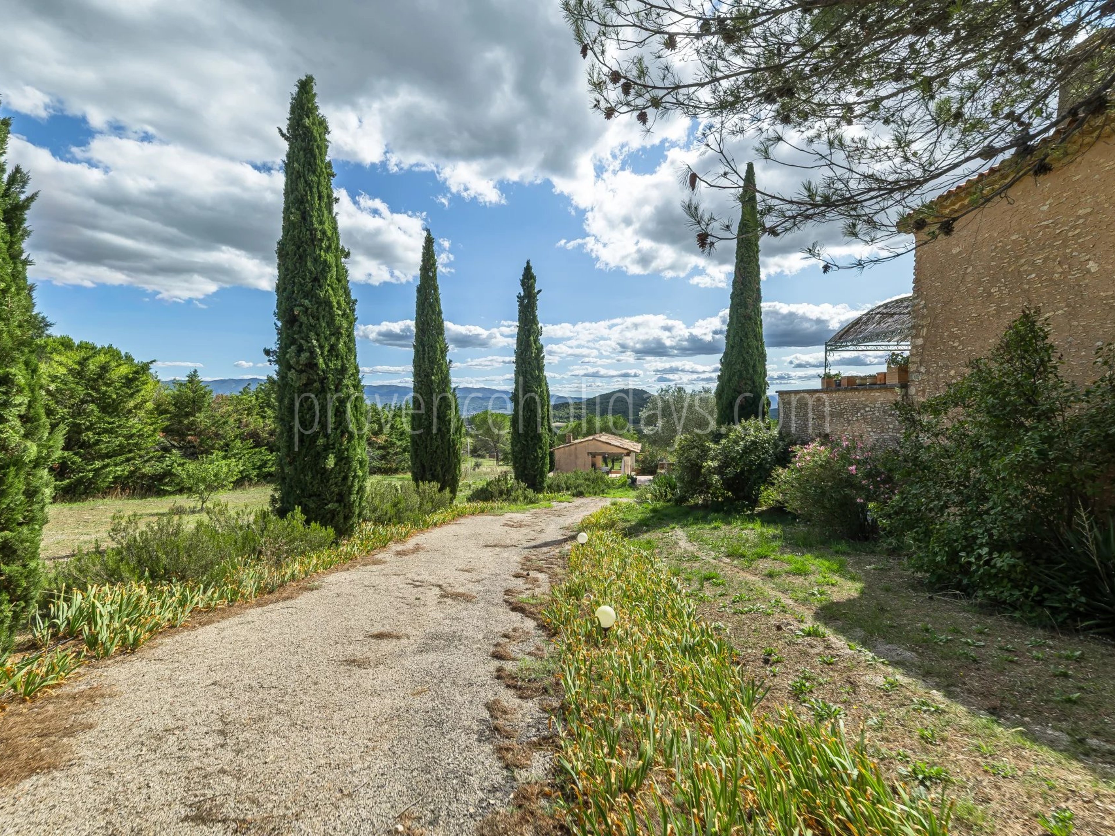 Stone farmhouse in Saint-Saturnin-lès-Apt - 13