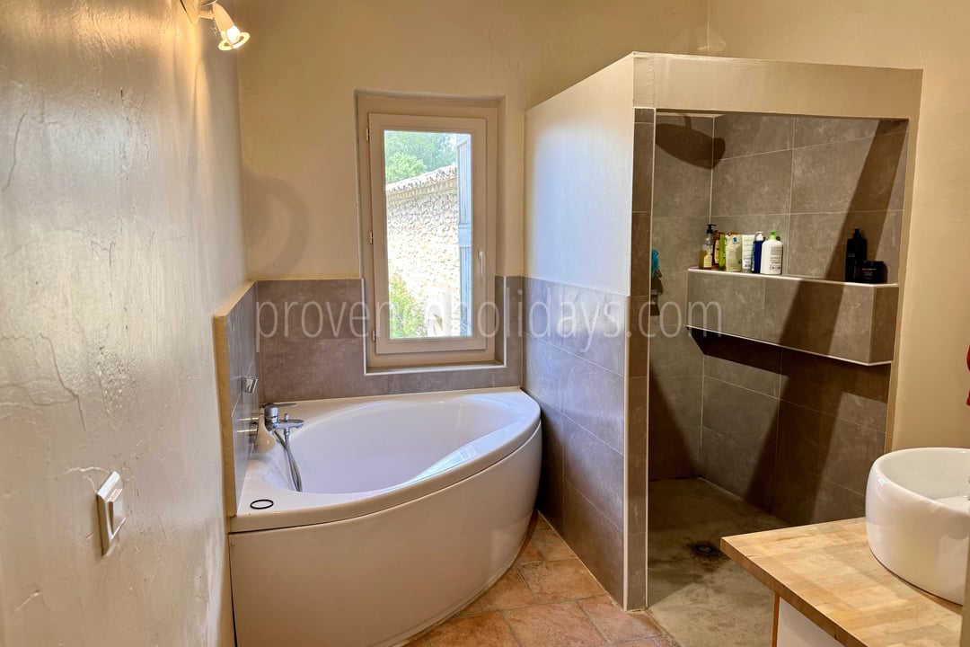 7 - Renovated château in Gordes: Villa: Bathroom