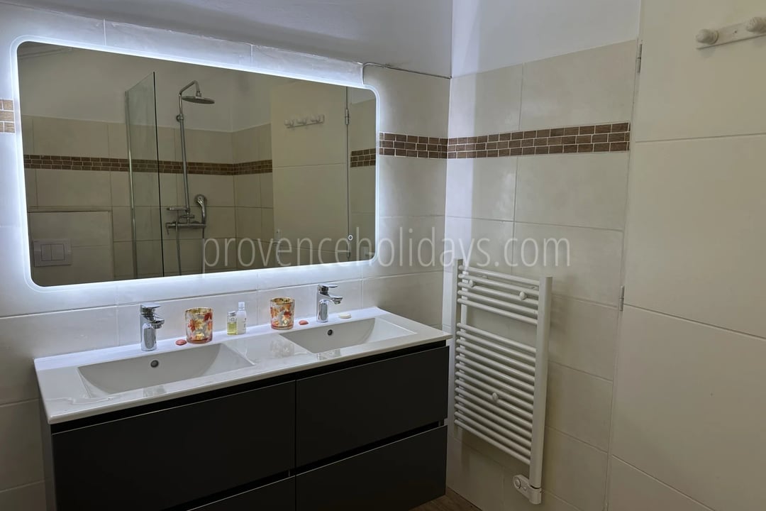 18 - Gerenoveerd huis in Fontvieille: Villa: Bathroom