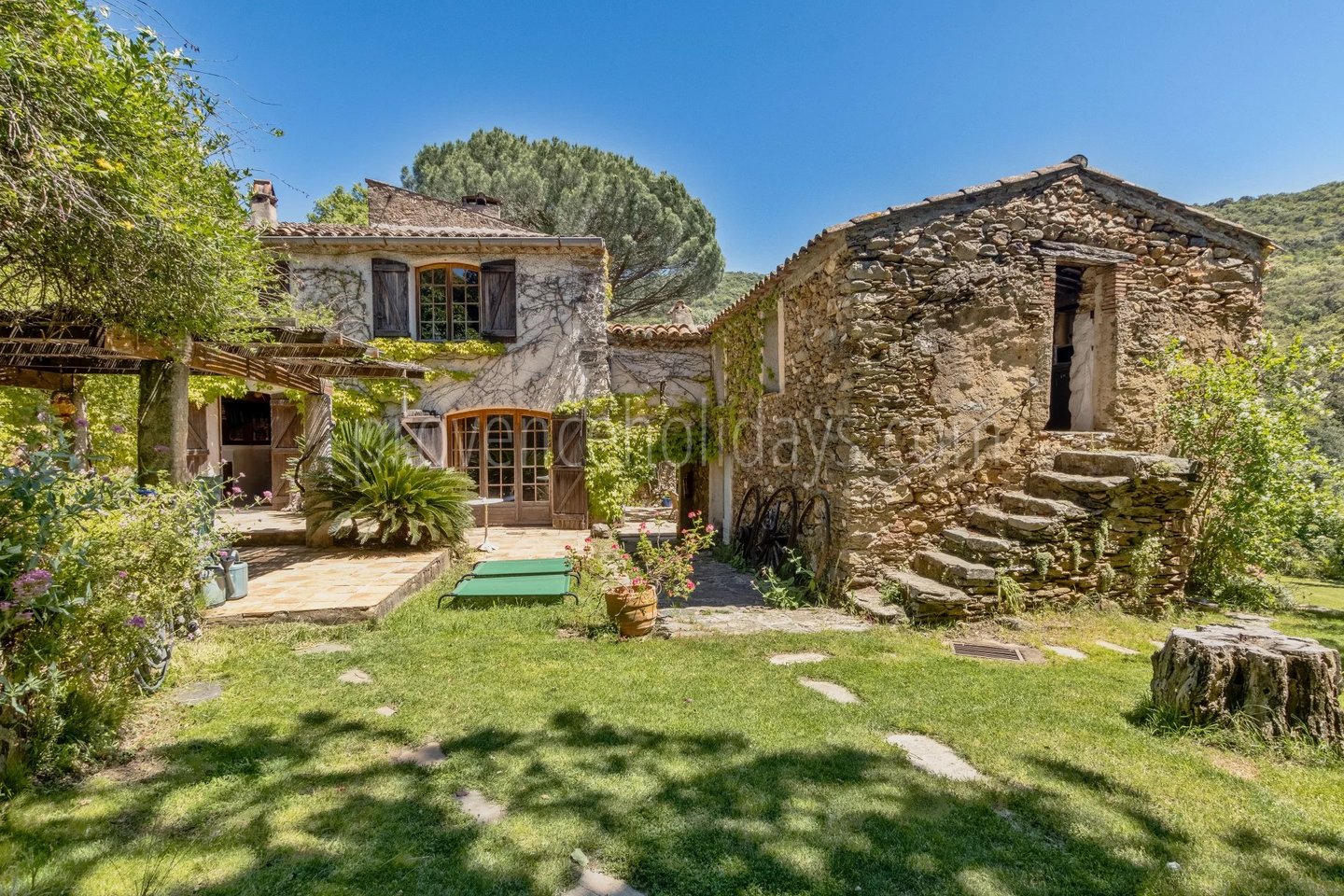1 - Hamlet to renovate in Grimaud: Villa: Exterior