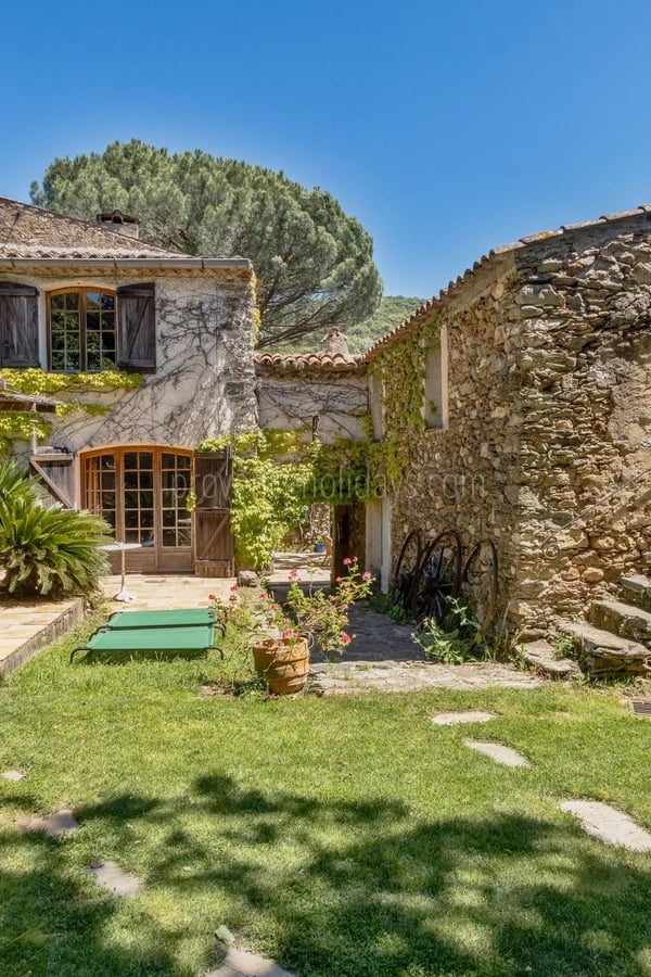 1 - Te renoveren gehucht in Grimaud: Villa: Exterior