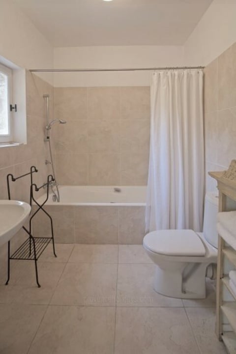 59 - Mas de Gordes: Villa: Bathroom