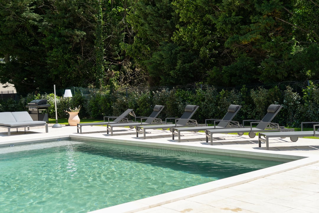 Vacation rentals with pool in Boulbon