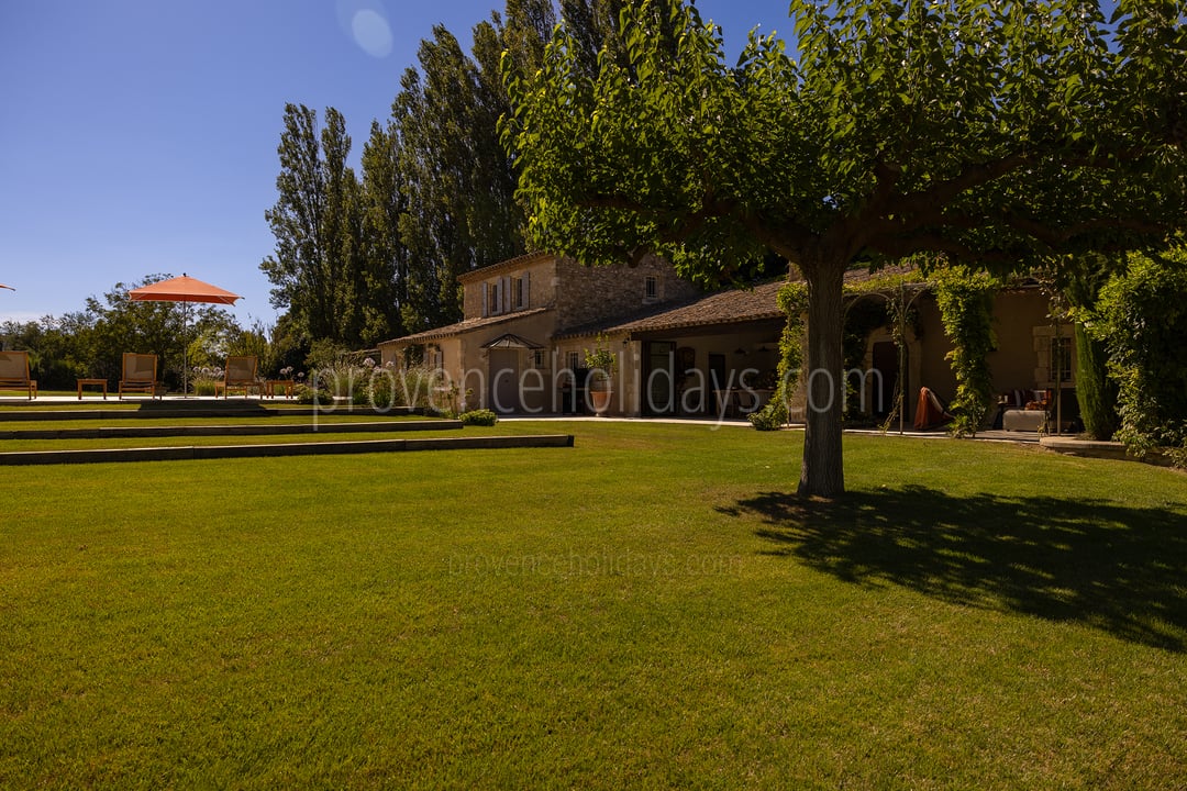 54 - Le Mas des Magnans: Villa: Exterior