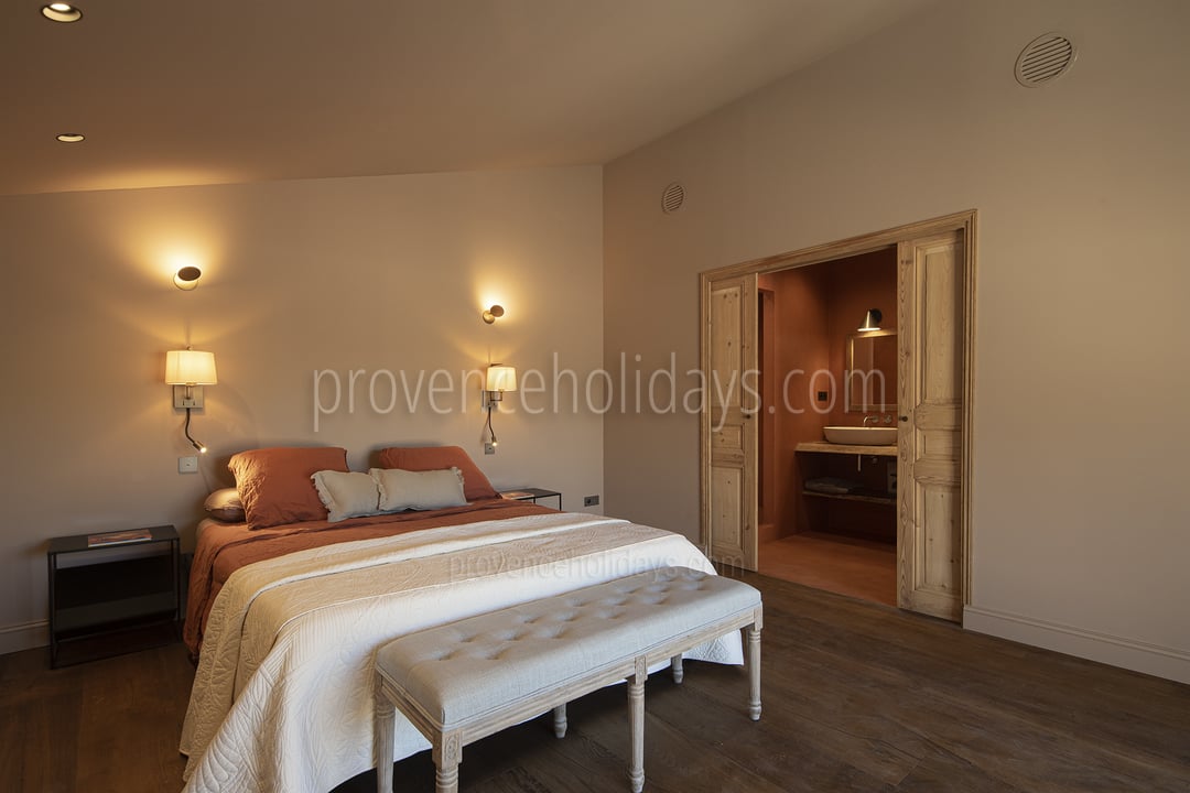4 - Mas des Lions: Villa: Bedroom