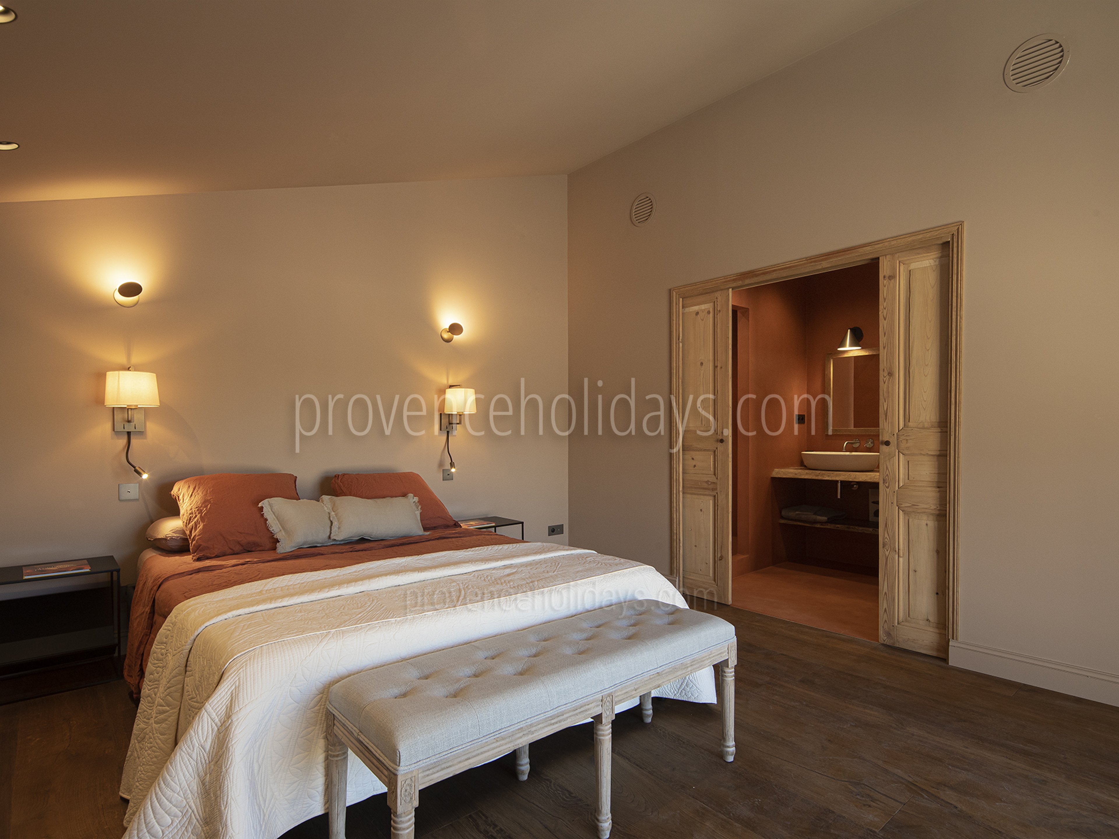4 - Mas des Lions: Villa: Bedroom