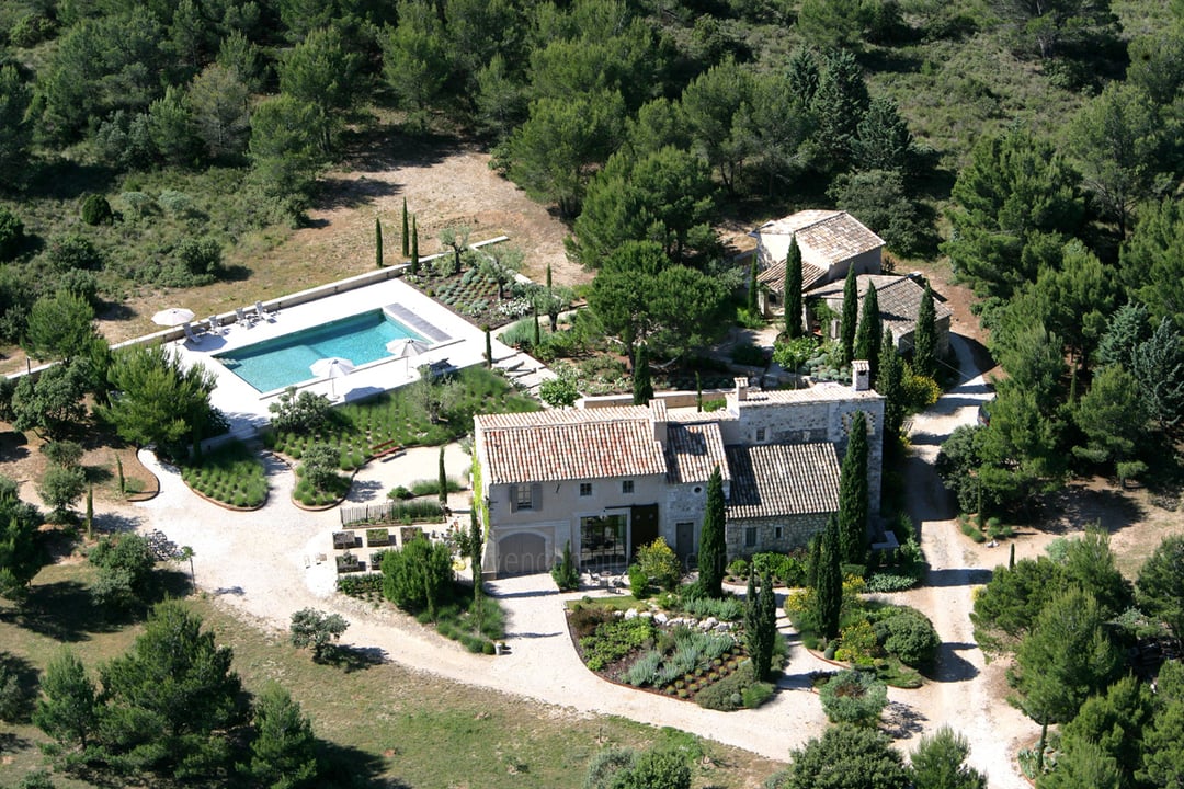 Farmhouse, bedrooms with air Conditioning in Eygalières