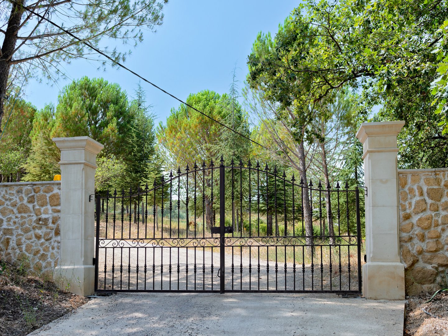 28 - Villa de Laval: Villa: Exterior