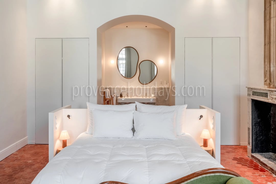 7 - Restored residence in Saint-Rémy-de-Provence: Villa: Bedroom