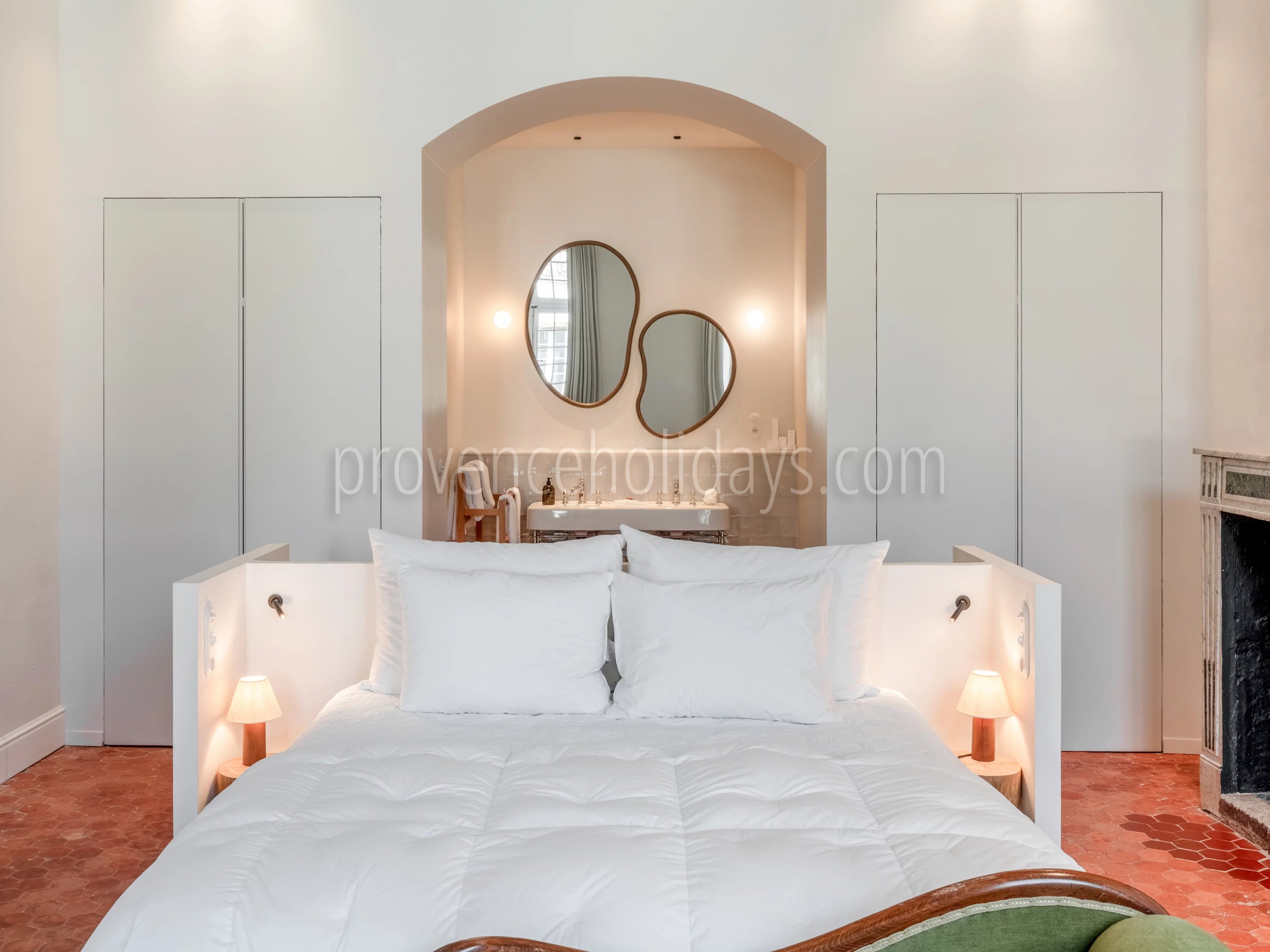 7 - Restored residence in Saint-Rémy-de-Provence: Villa: Bedroom