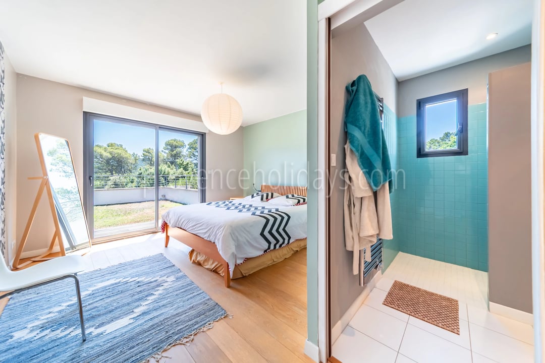9 - Villa with pool in Pernes-les-Fontaines: Villa: Bedroom