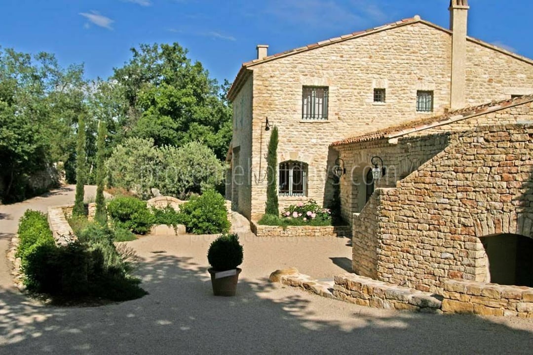 21 - Le Mas de Gordes: Villa: Exterior