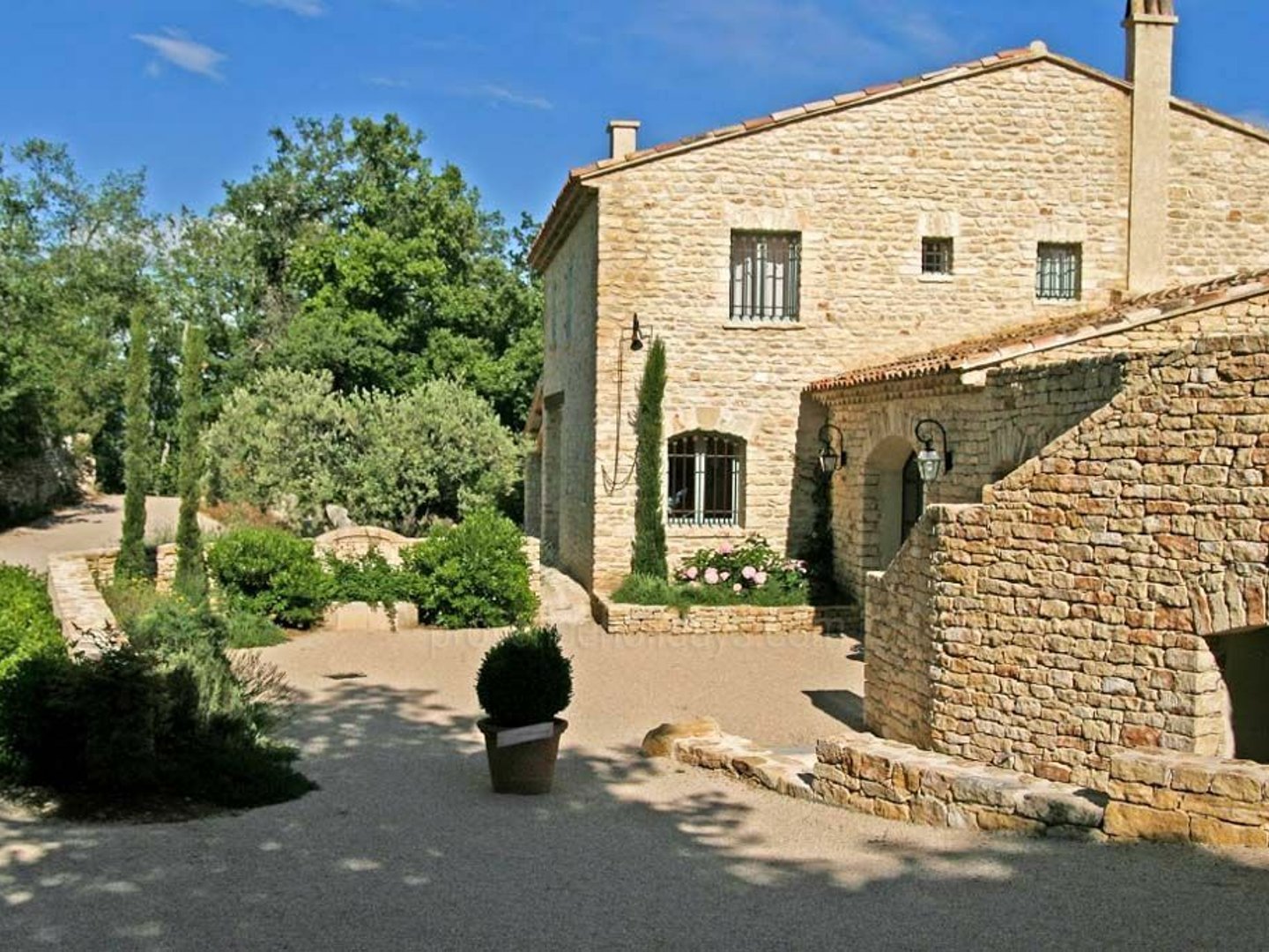 20 - Le Mas de Gordes: Villa: Exterior