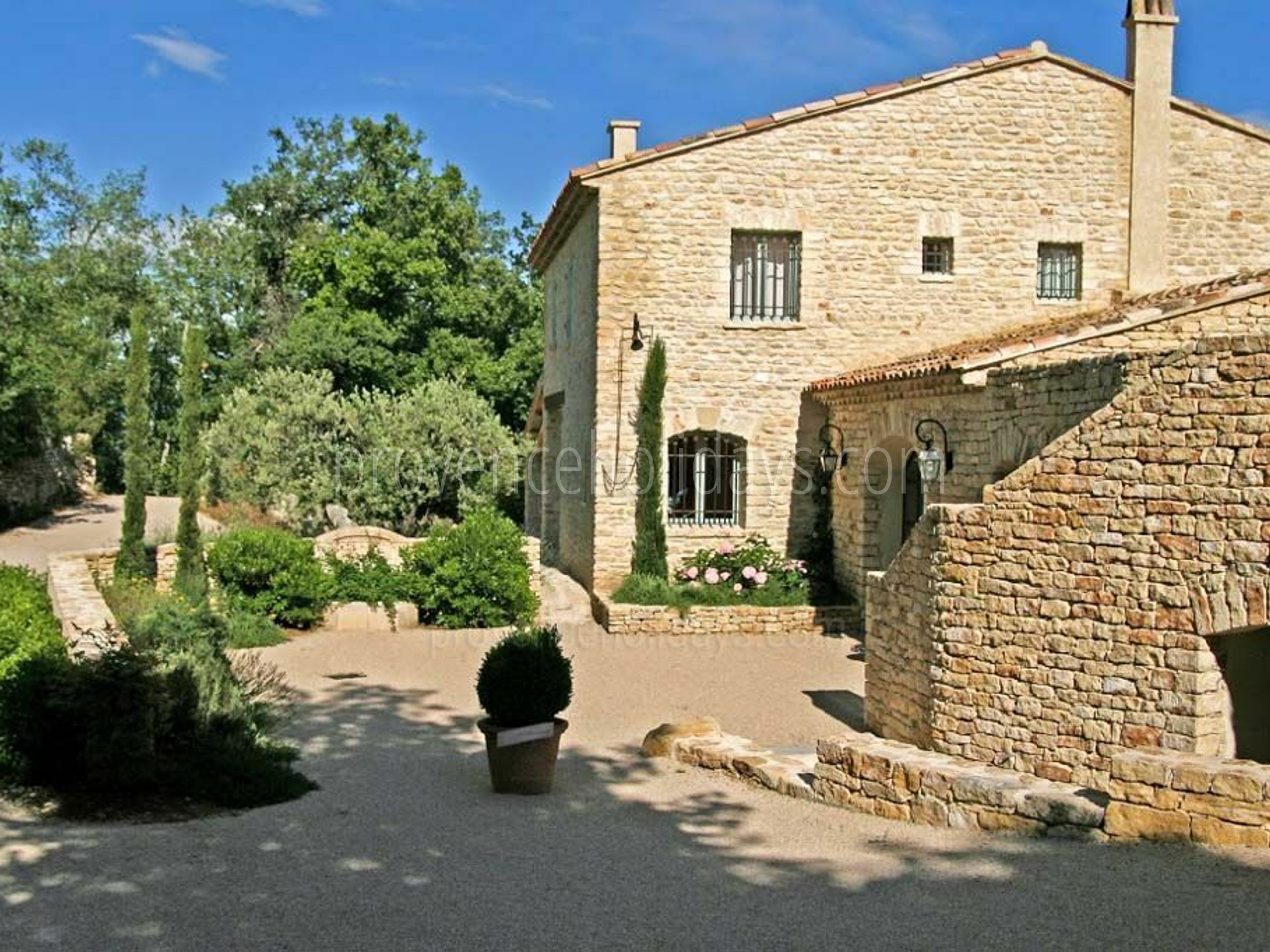 21 - Le Mas de Gordes: Villa: Exterior