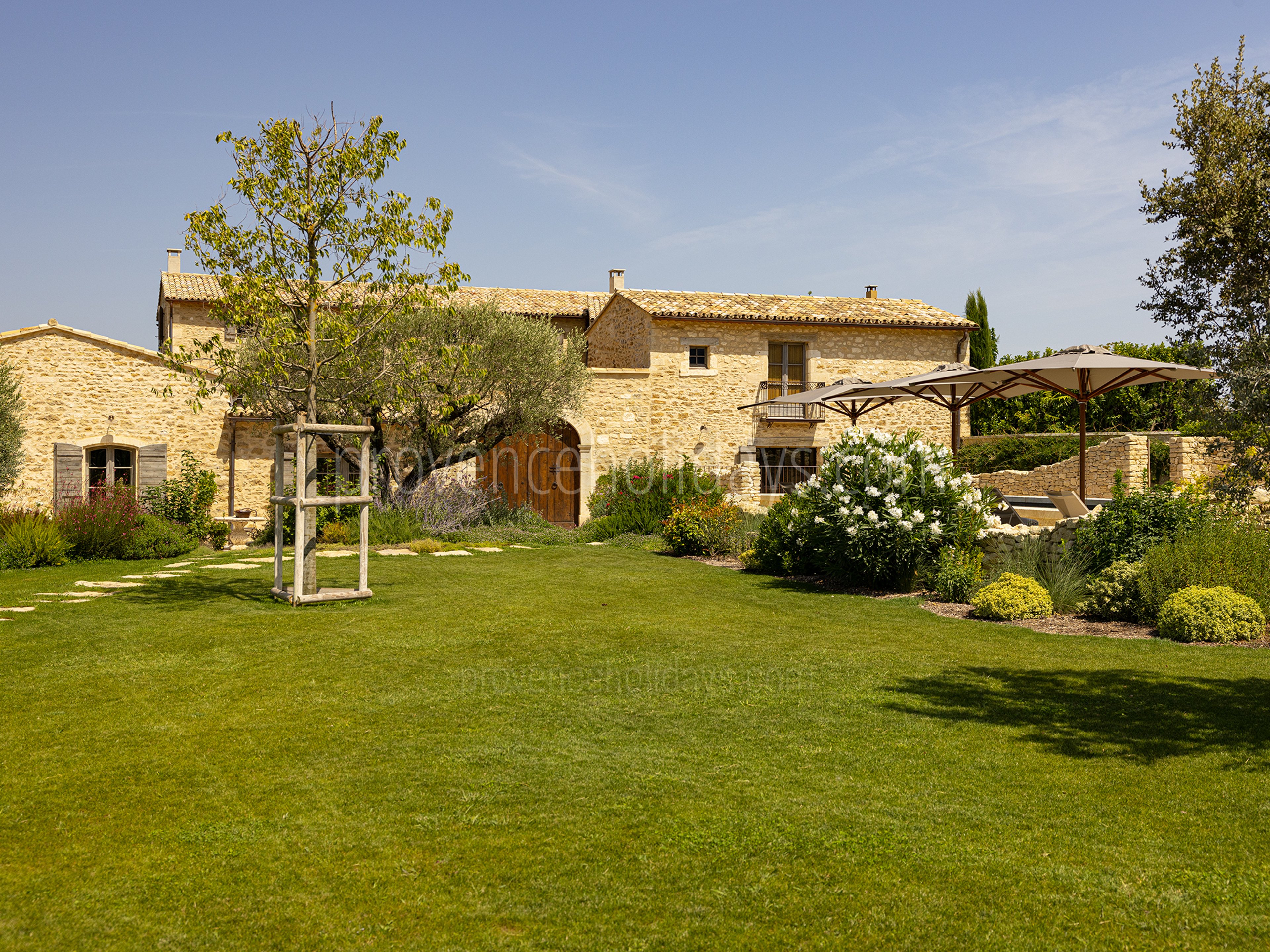 32 - Grand Mas d\'Oppède: Villa: Exterior