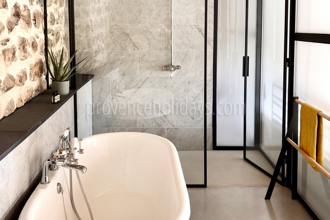 33 - Mas Villard: Villa: Bathroom