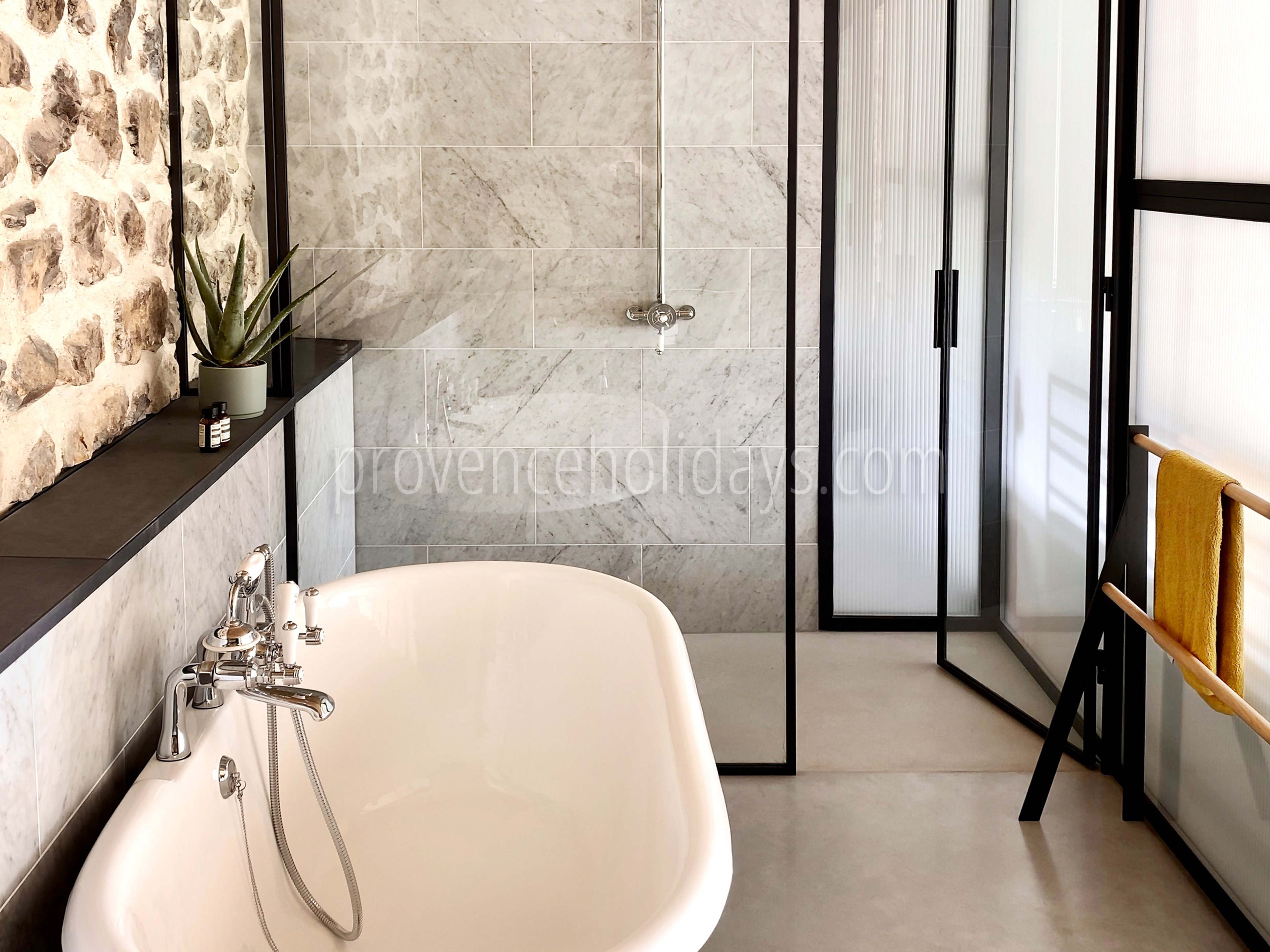 33 - Mas Villard: Villa: Bathroom