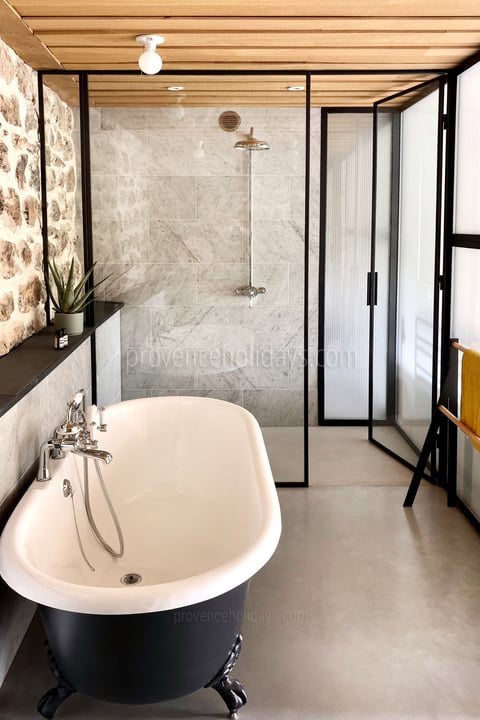 33 - Mas Villard: Villa: Bathroom