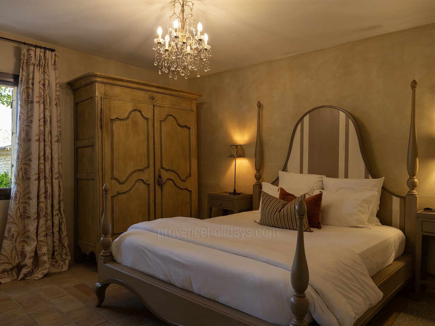 10 - Bastide Provençale: Villa: Bedroom